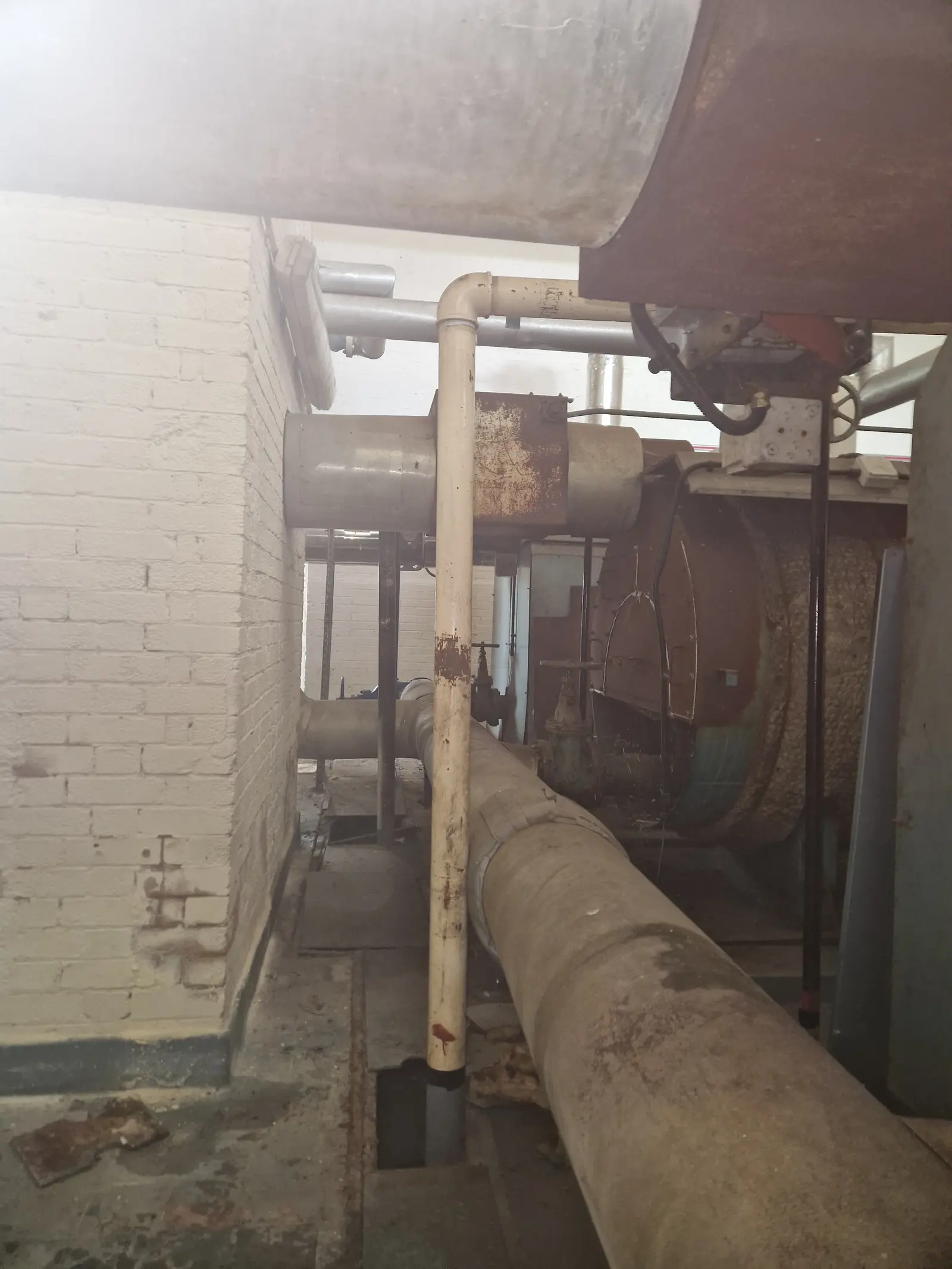 Close-up of a joint on a horizontal stainless steel flue run